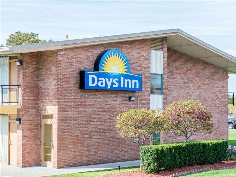 Days Inn By Wyndham Niles Экстерьер фото